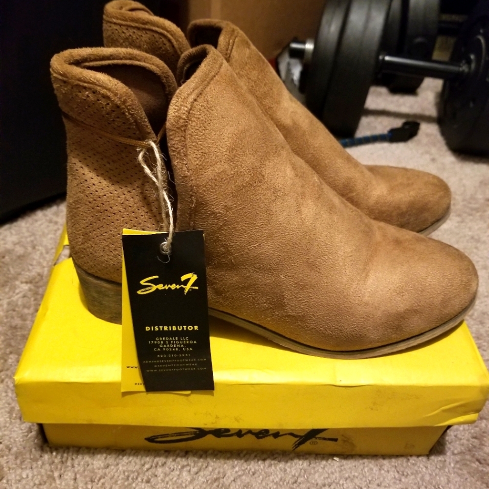 NWT Women's Soho booties